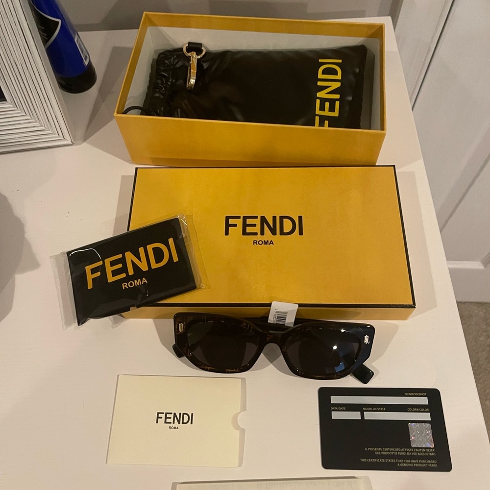 Fendi Unisex sunglasses FE40018I